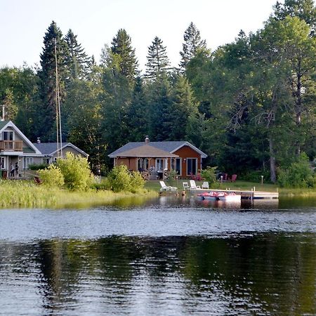 Les 4 Chalets - Le 605 Lac-Saint-Paul エクステリア 写真